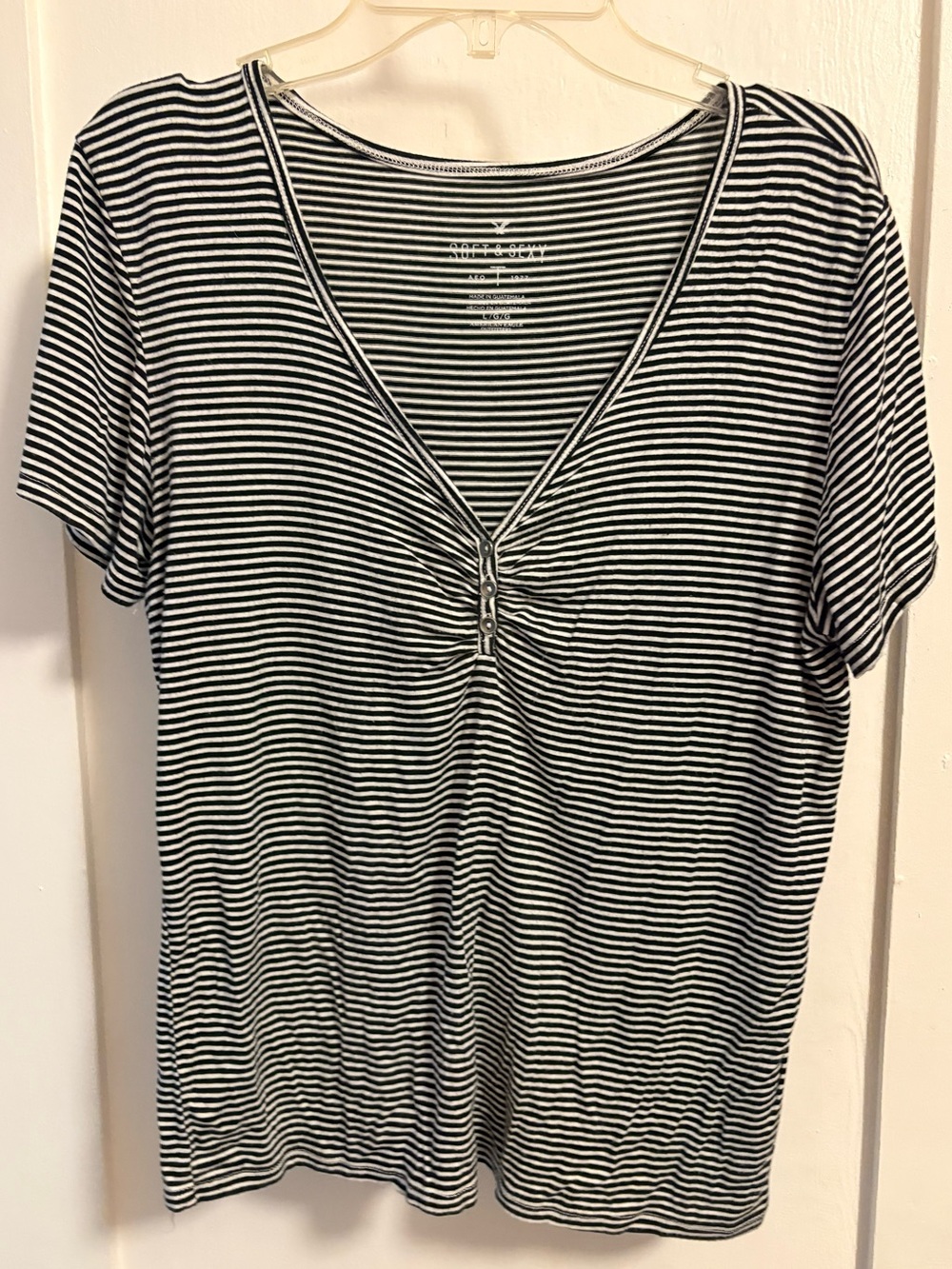 Soft & Sexy Black/White Striped Tee w/ V-Neck size L